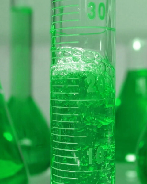 Geração de energia com fontes renováveis. Frascos de laboratório.